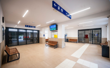 Megnyílt Veszprém vasútállomás felújított utascsarnoka