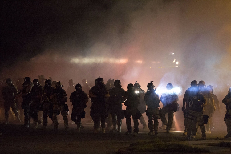 Amerikai zavargások - Felgyújtottak egy járőrautót Fergusonban, tiltakozások Amerika-szerte