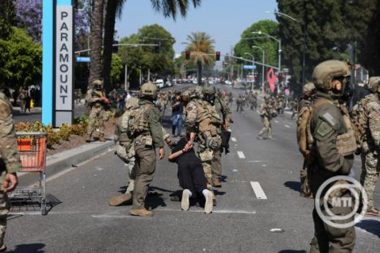 A Los Angeles belvárosában tüntetők ellen villanógránátokat, könnygázt és paprikaspray-t is bevetett a Nemzeti Gárda