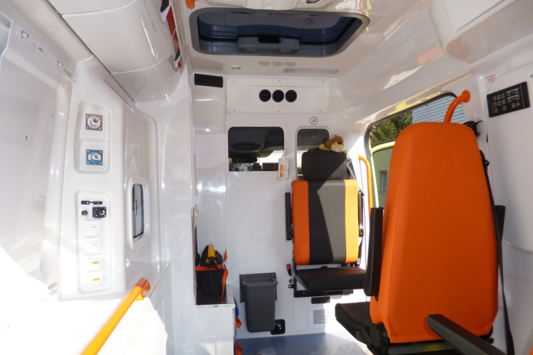 Átadták az új mentőautót Celldömölkön