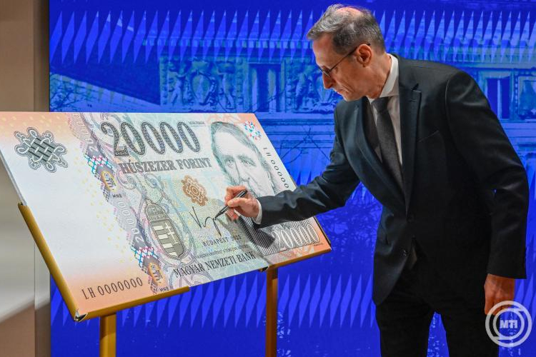Varga Mihály az MNB új elnökeként aláírta a forintbankjegyet