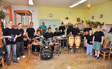 A hangjukat, és a szívüket adják nekünk: ők a Hangadók Zenekar