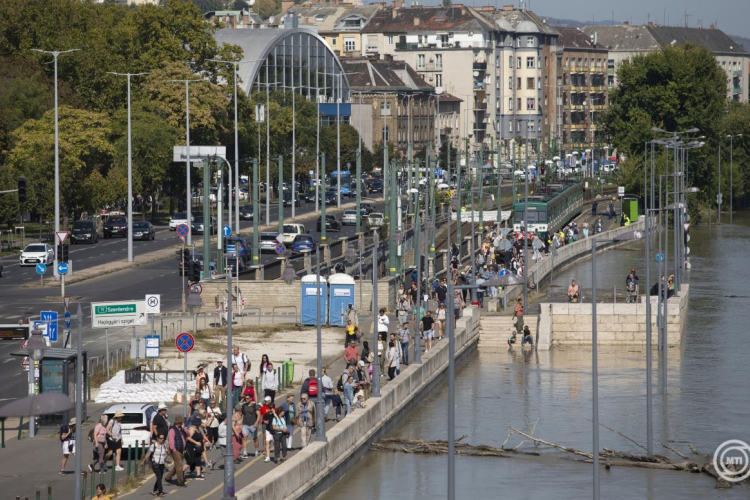 OVF: lefelé halad a Dunán az árhullám, a nézelődők okozzák a legtöbb gondot
