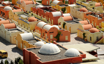 Ennyi volt: Ledózerolják a balatonfüredi görög falut