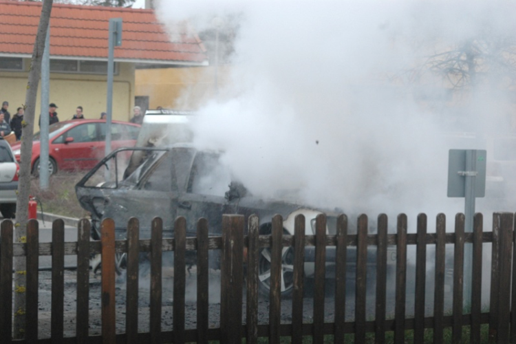 Kigyulladt egy személygépkocsi Celldömölkön