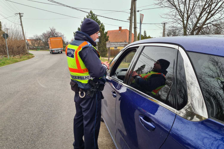 Hétfőtől fokozott ellenőrzéseket tart a rendőrség a közutakon