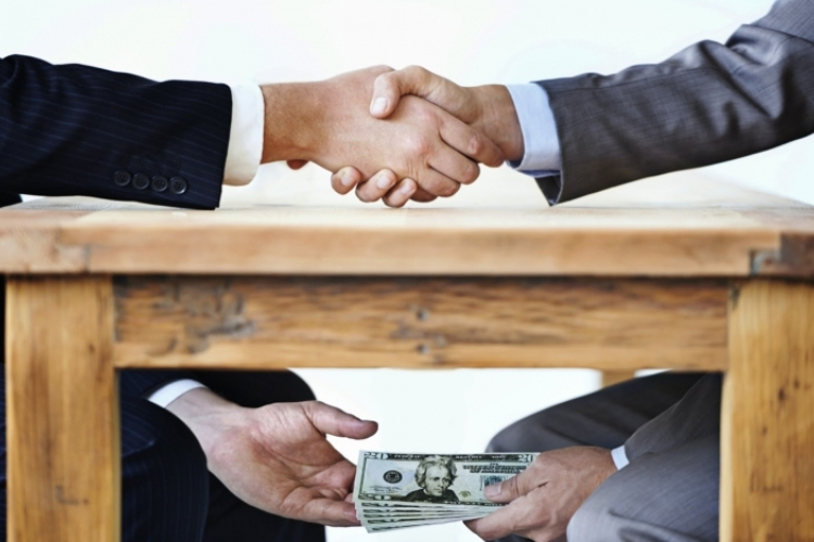 Egyre kevesebb cég tartja a korrupciót széles körben elterjedt problémának