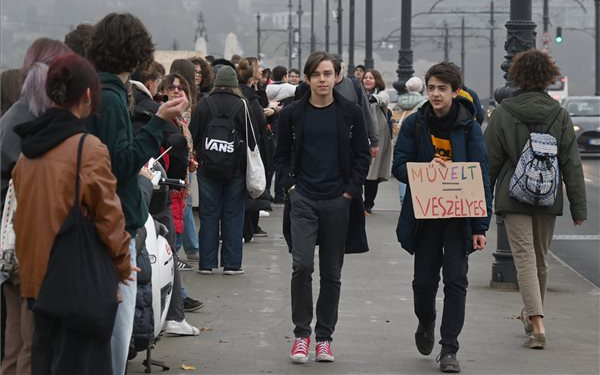 Az oktatás jövőjéért alkottak élőláncot diákok, tanárok és szülők