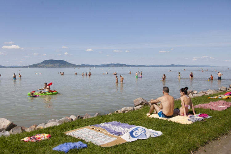 Az idén is Kék Hullám Zászlókkal minősítették a balatoni strandokat