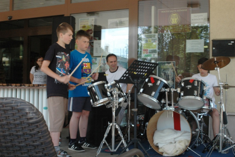 Örömzene a KMKK teraszán