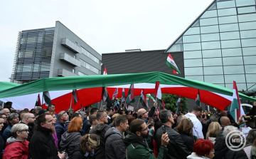 Magyar Péter a »propagandamédia« termékeinek bojkottjára szólított fel