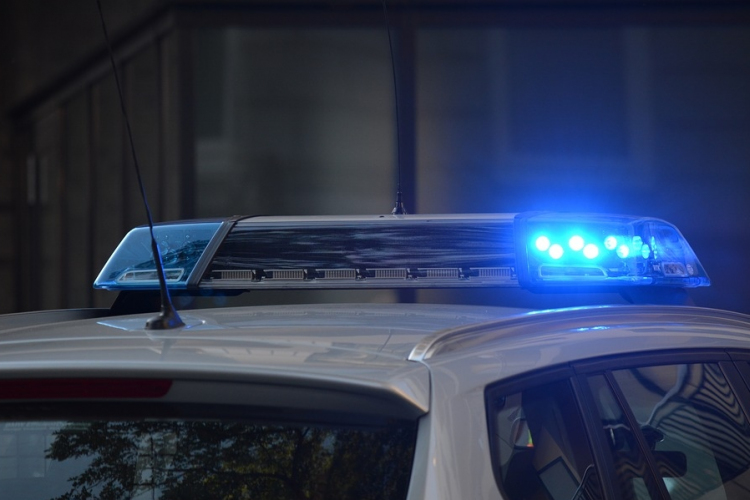 Elsodort egy rendőrt és nekiment két rendőrautónak egy amokfutó tinis autós 