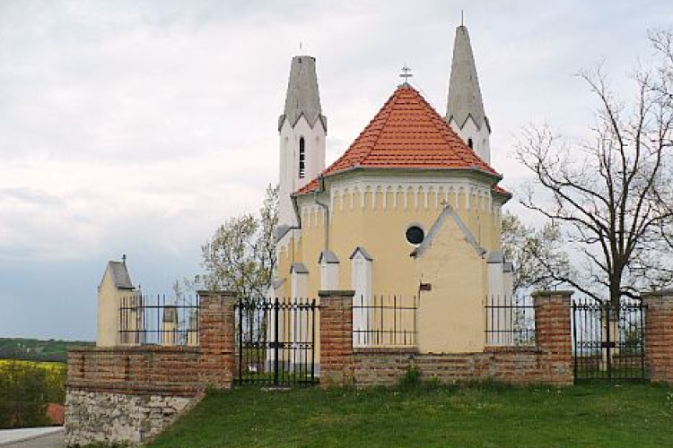 EU-s támogatásból újulhatott meg a sitkei kápolna támfala