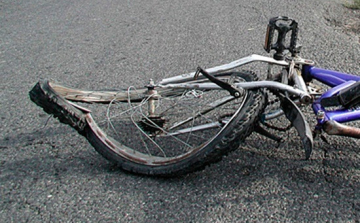 Meghalt egy kerékpáros Téten, miután az árokba hajtott
