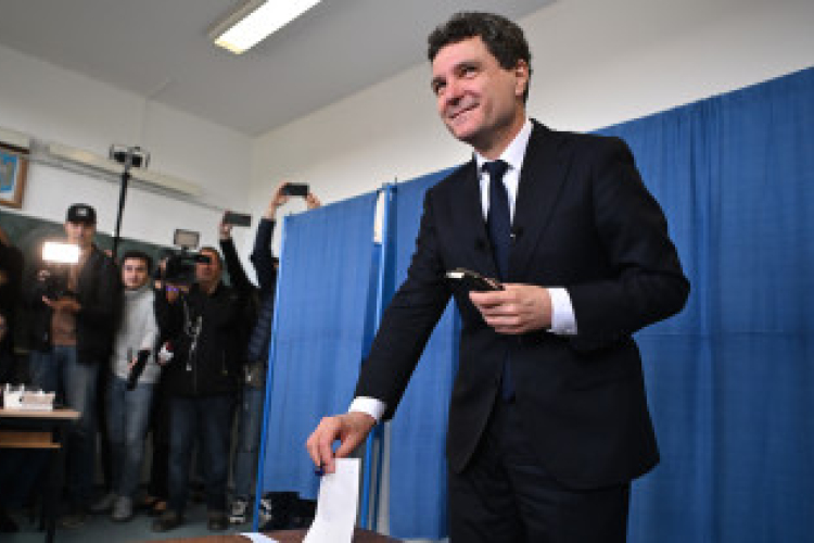 Román elnökválasztás: A független jelölt legyőzte a magyargyűlölő Simiont