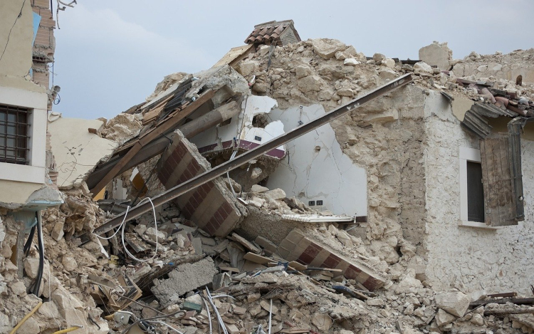 Földrengés volt az iráni-török határnál, halálos áldozatok is vannak