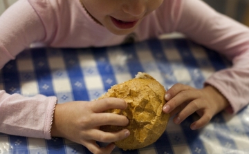 Közös családi étkezésekkel megelőzhető a gyerekkori elhízás