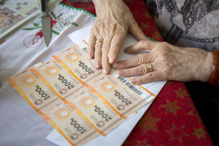 Ismét tízezer forintos Erzsébet-utalványt kaphatnak a nyugdíjasok