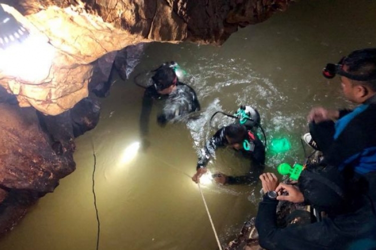 Nem tudni, mennyi idő alatt hozzák fel a thaiföldi barlangban rekedt diákokat