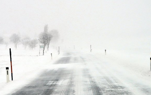 Hó és vihar - áll a buszközlekedés, piros figyelmeztetés